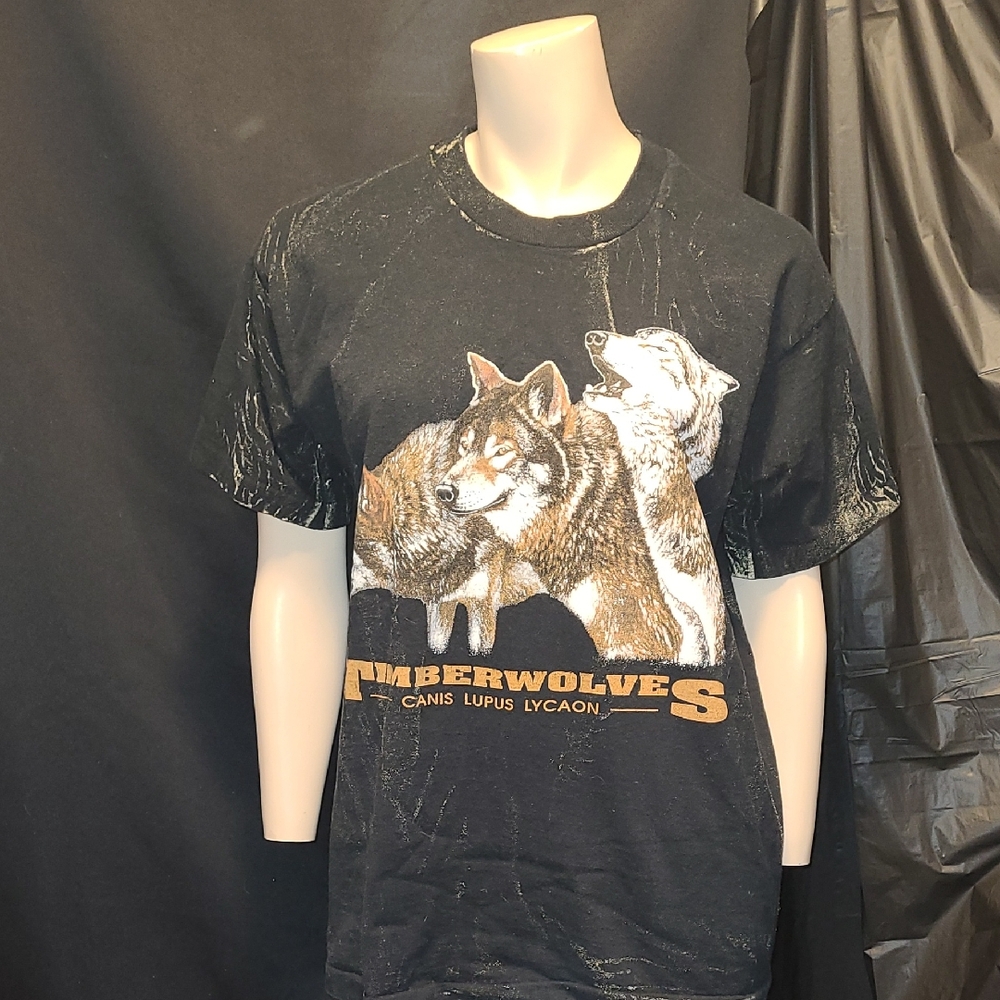 Vintage 1990s wolf graphic T ""TIMBERWOLVES CANIS LUPUS LYCAON". Single STITCH